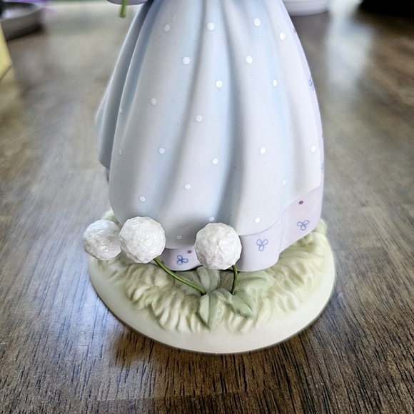 Precious Moments® 2001 "Nearer To The Heart Of God" Figurine #890731 - Picture 12 of 15